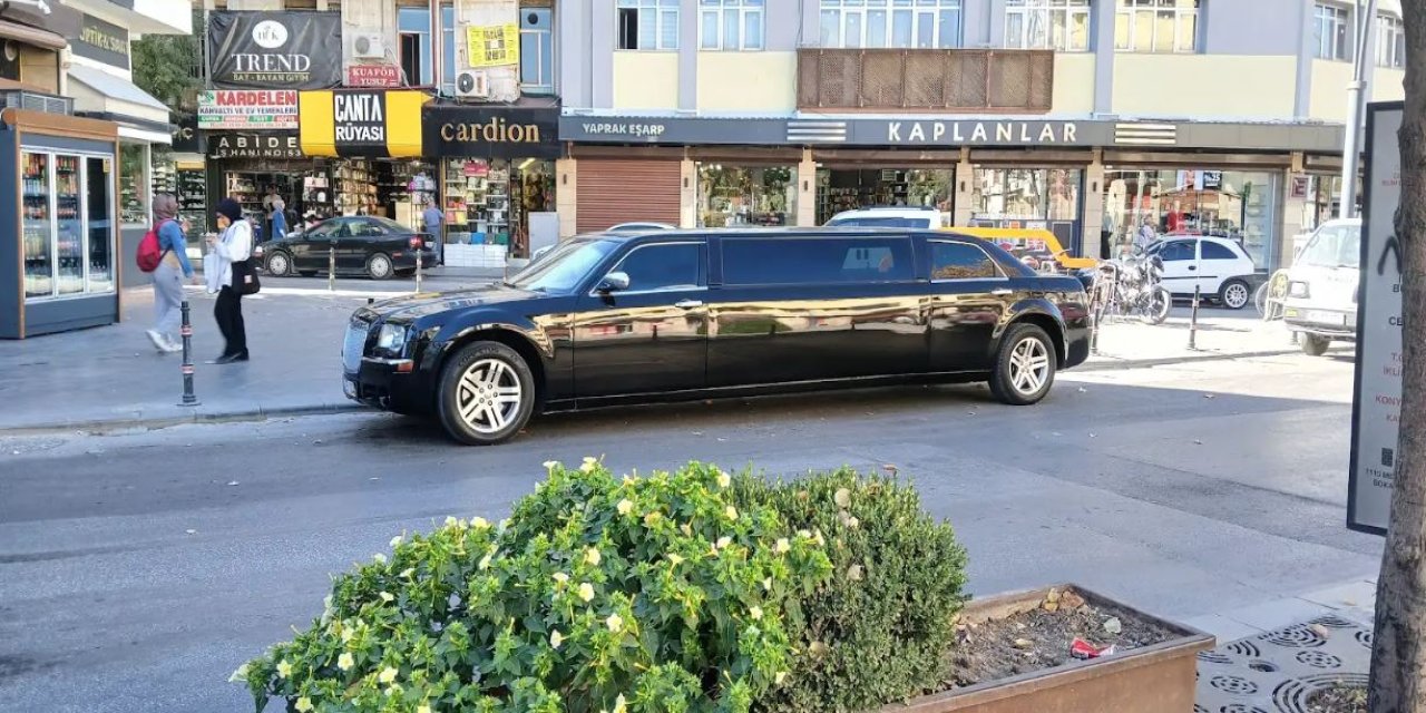 Zafer'de bu limuzin dikkat çekiyor