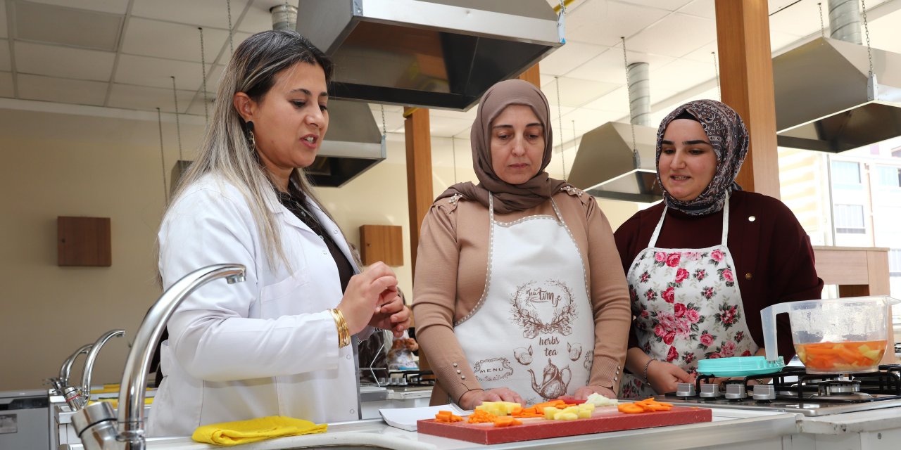 KOMEK 93 bin kursiyerle başladı