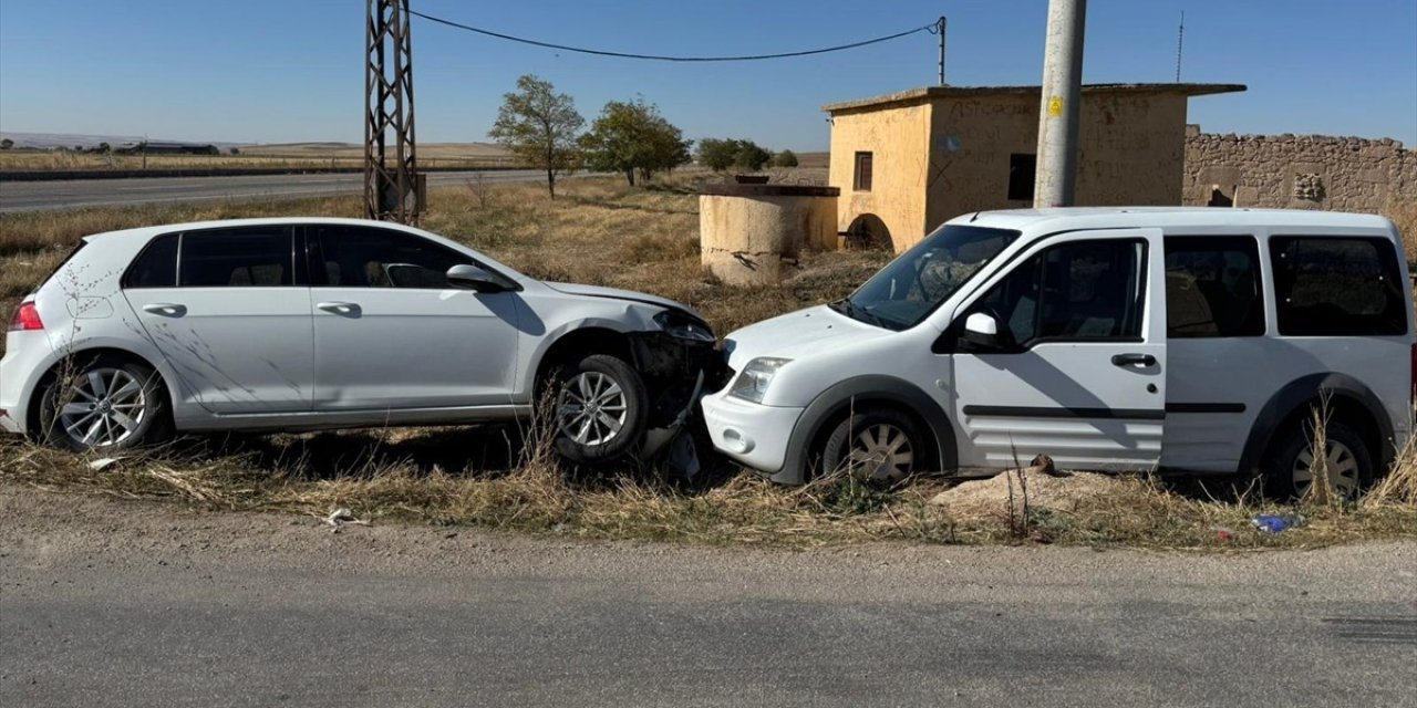 Hafif ticari araç ile otomobil çarpıştı