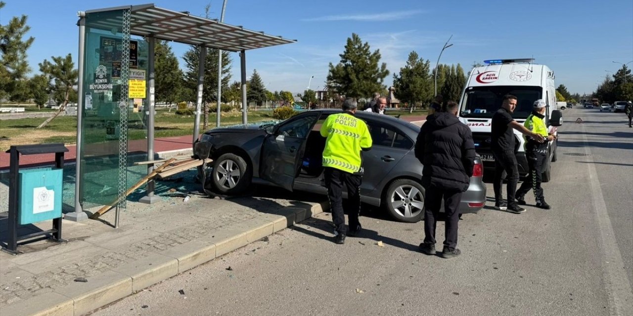 Konya'da otomobil otobüs durağına çarptı