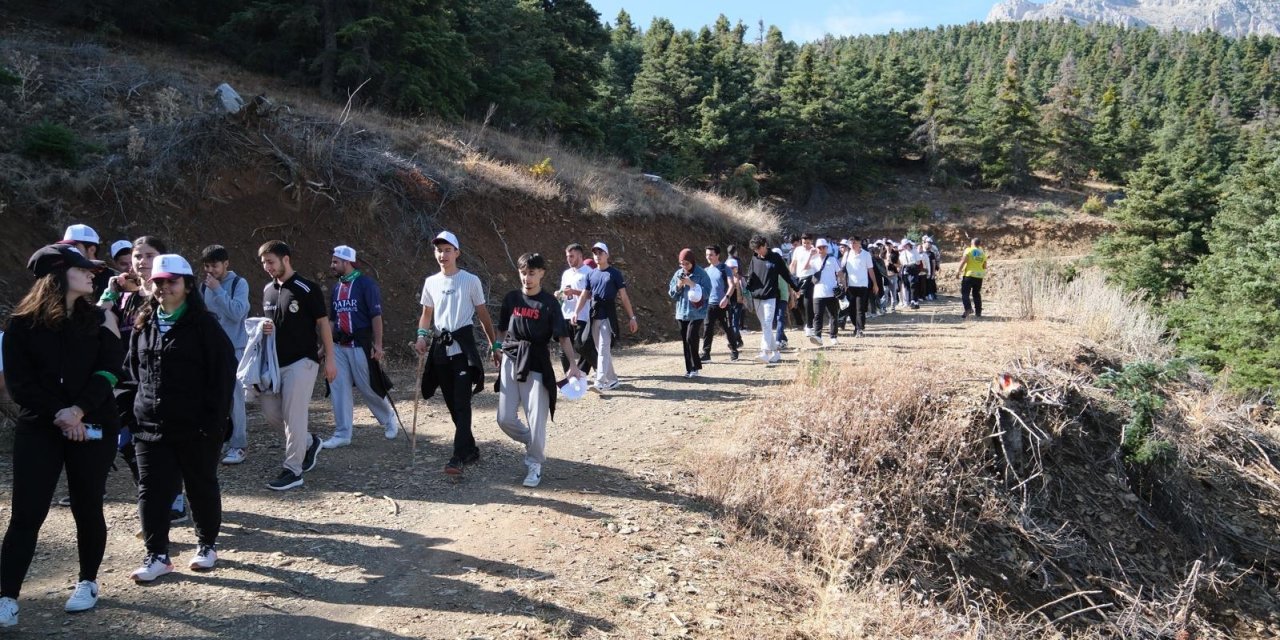 Üniversiteliler tarihi yolda yürüdüler