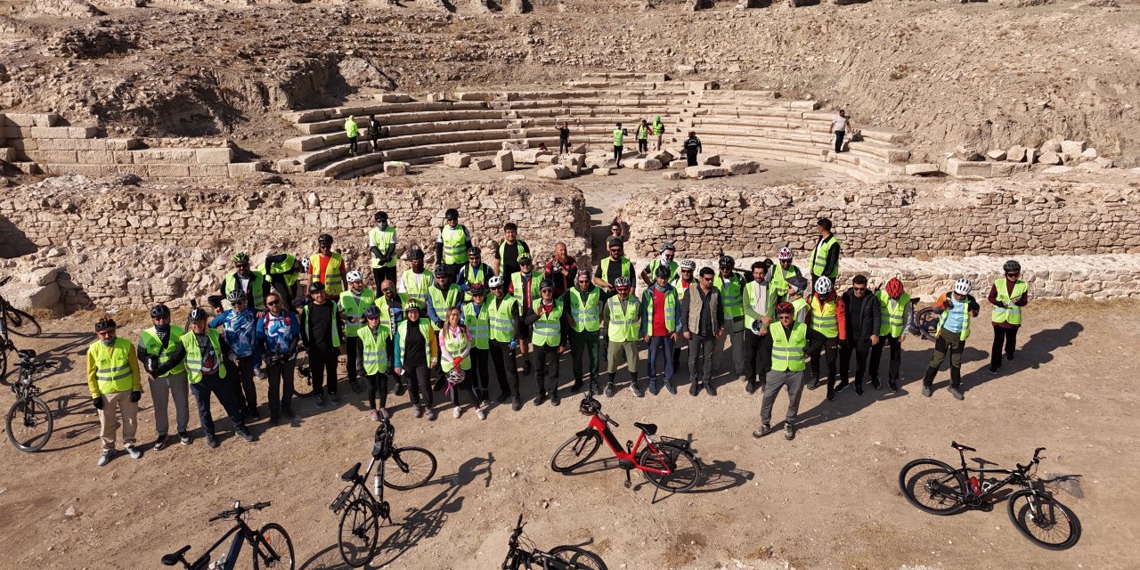 Bisikletseverler tarihi güzellikeri keşfediyor