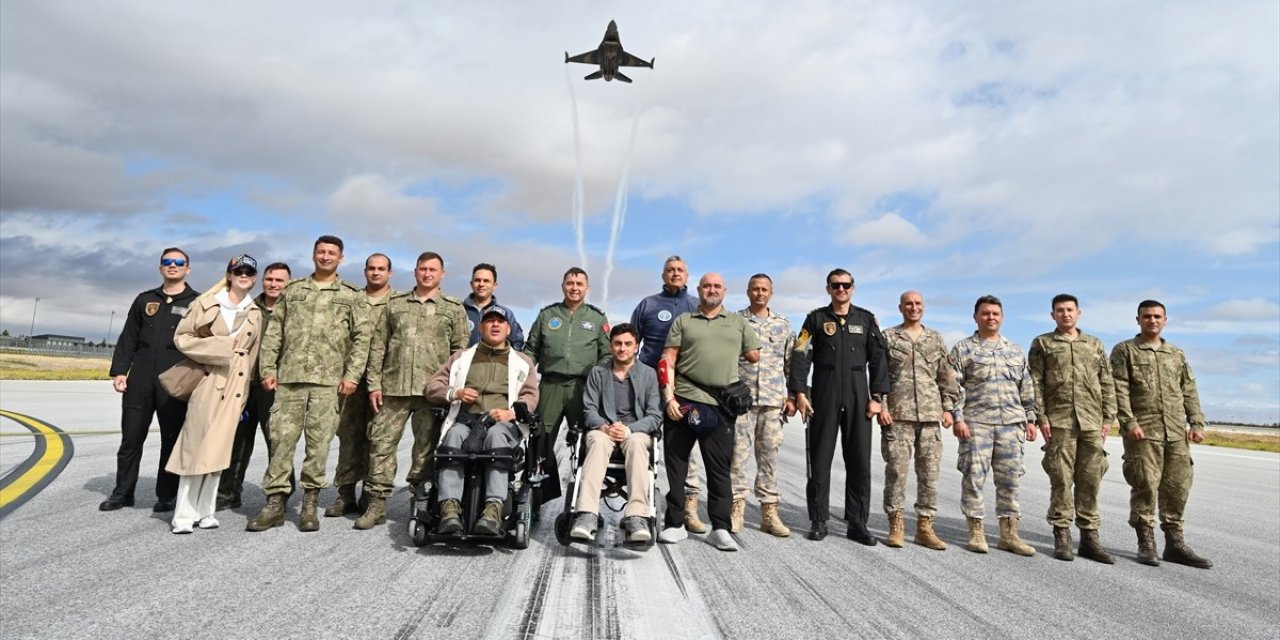 Türk Yıldızları'ndan gazilere özel gösteri