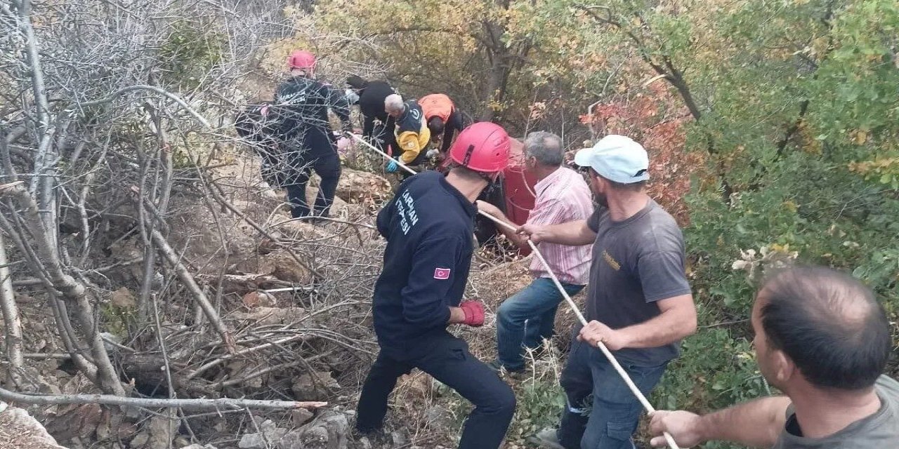 Uçuruma yuvarlanan otomobildeki 3 kişi yaralandı