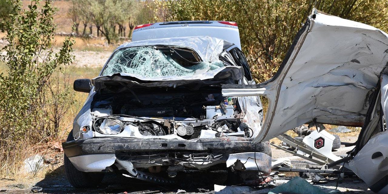 Otomobil direğe çarptı: 2 yaralı