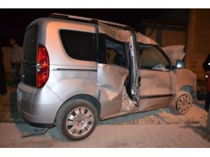 Aydınlatma Direğine Çarpıp Alev Alan Panelvanın Sürücüsü Yaralandı