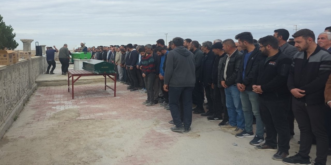 Kazada hayatını kaybeden 3 kardeş toprağa verildi