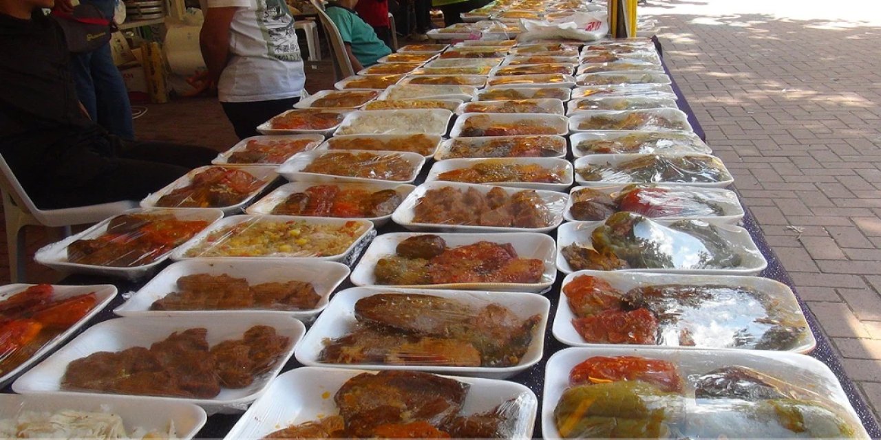 Yunak'ta ortaokul öğrencileri Gazze'li çocuklar için kermes düzenledi