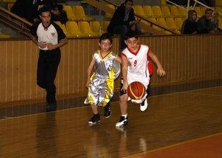 Basketbolda küçükler kapışıyor