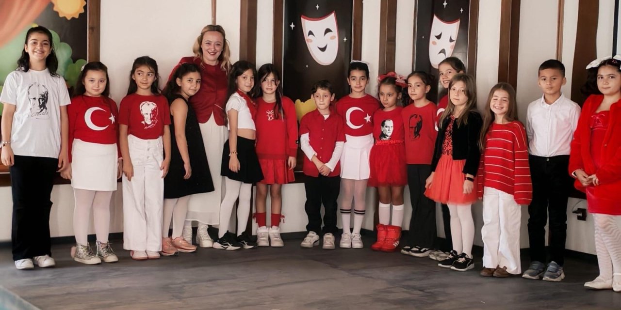 Akşehir'de öğrencilerden 'Cumhuriyet' tiyatrosu