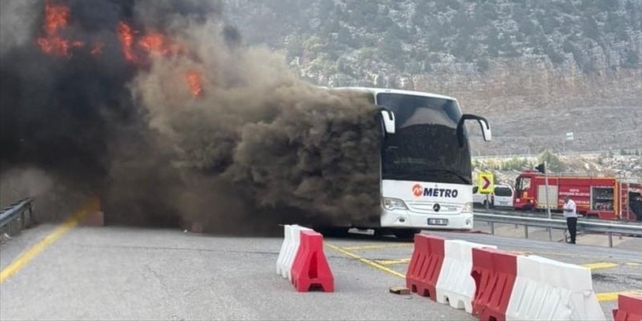 Yangın çıkan yolcu otobüsü kül oldu