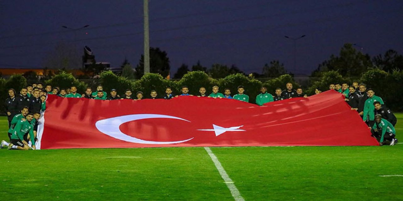 Konyaspor 29 Ekim'i dev bayrakla kutladı