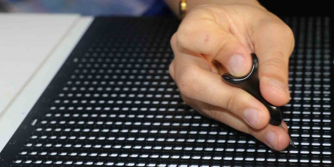 Engelli öğrencilere tablet ve özel kalem