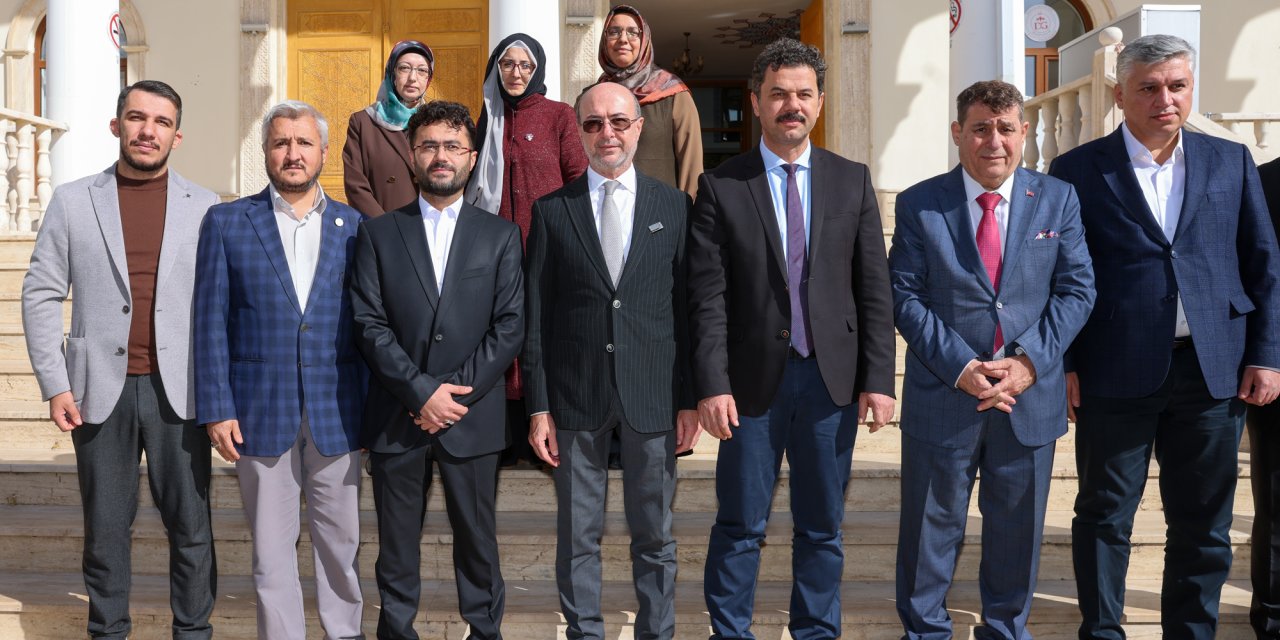 Pekyatırmacı öğrencilerle ve akademisyenlerle buluştu