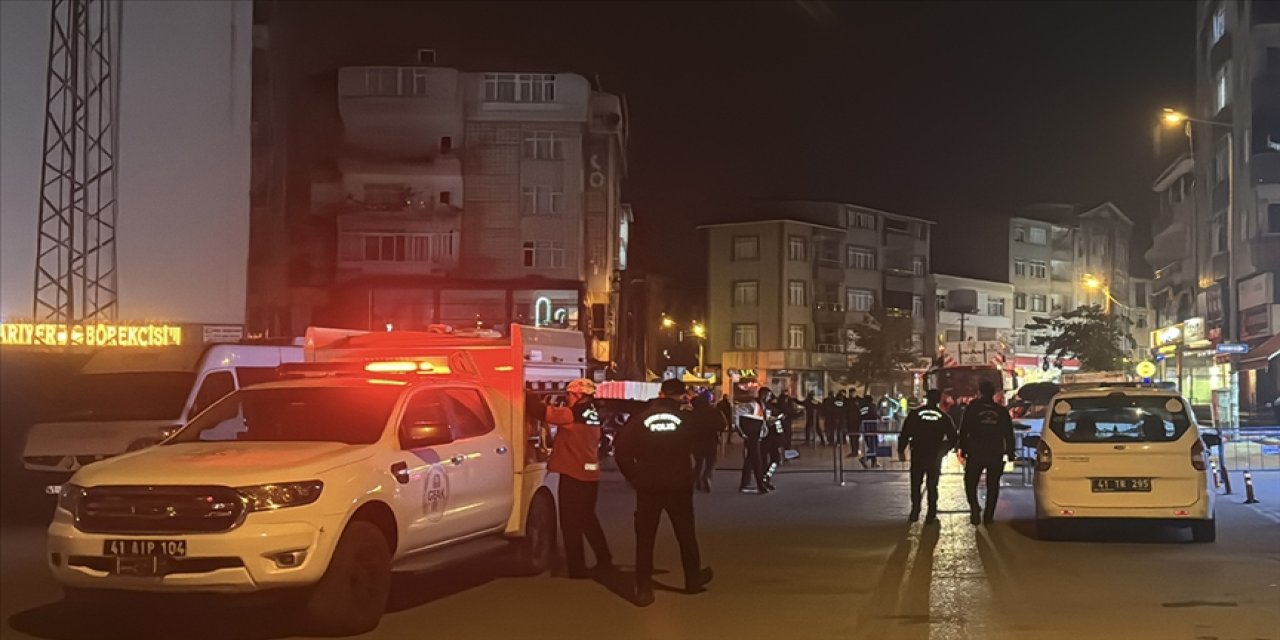 Kocaeli'de çöken apartmanın yakınındaki 3 bina daha tedbiren boşaltıldı