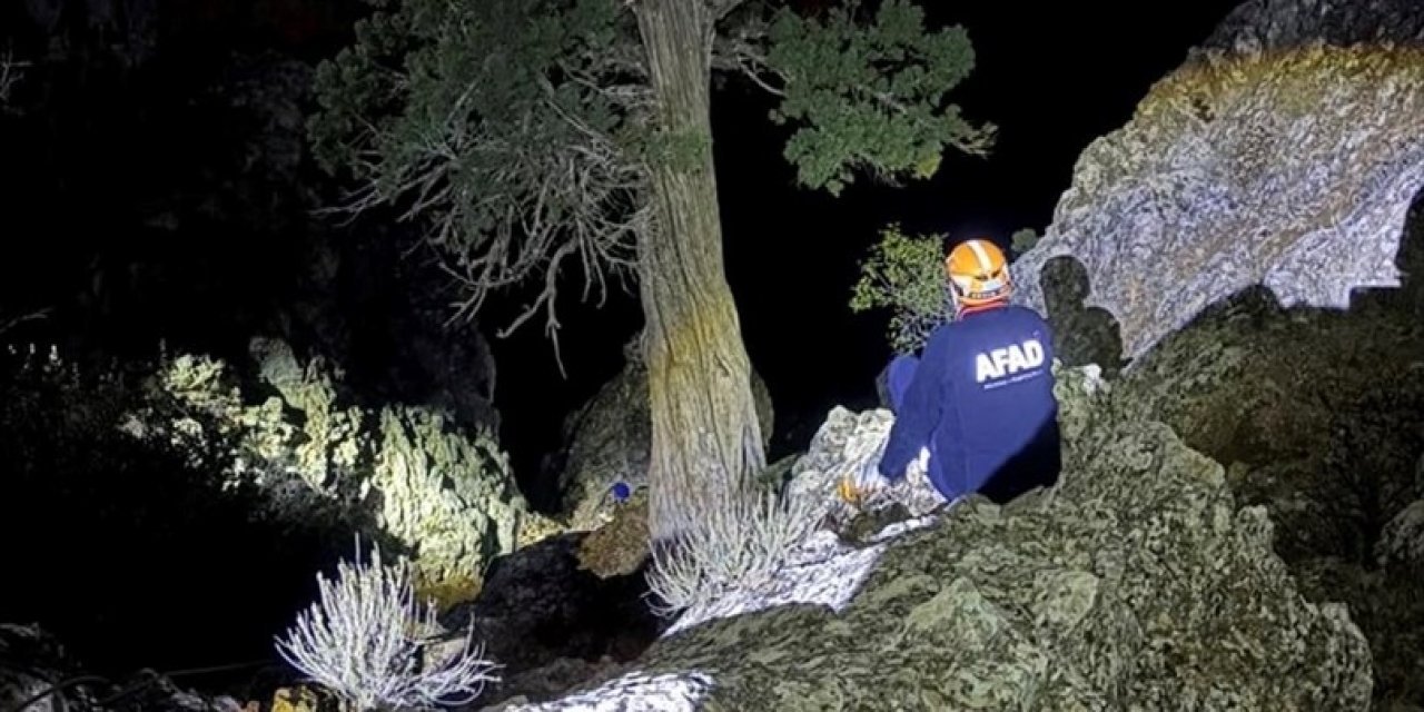 Kayalıklardan düşen kişi hayatını kaybetti