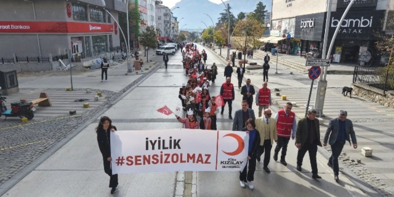 Seydişehir'de Kızılay Haftası yürüyüşü