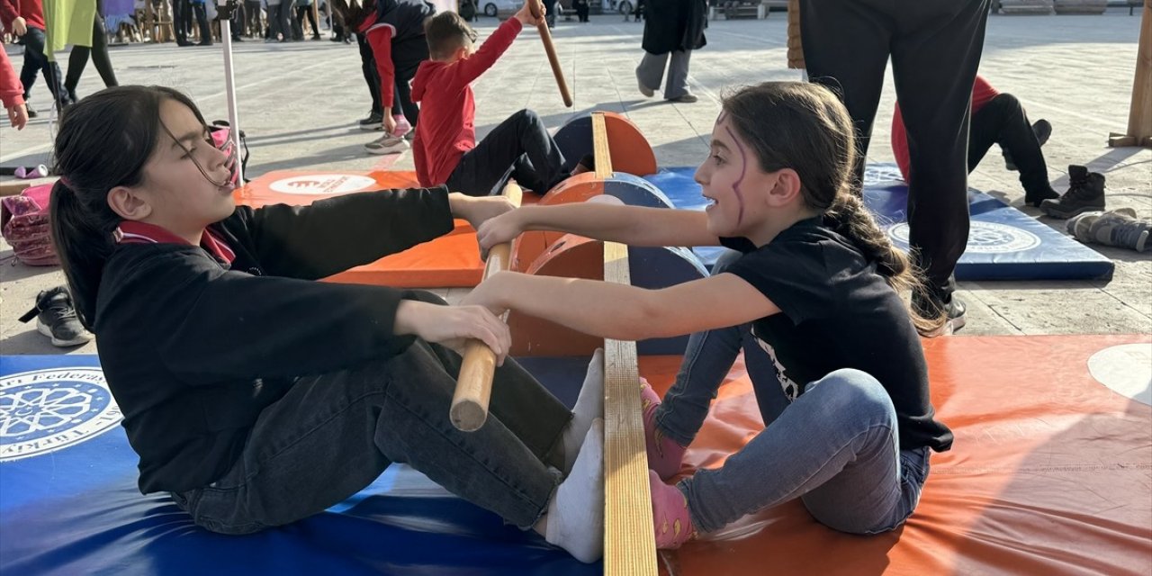 'Geleneksel Oyunlar Tırı' Karaman'da çocuklarla buluştu