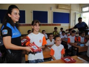 Okullarda Görev Yapan Polisler, Öğrencileri Koruyup Kolluyor