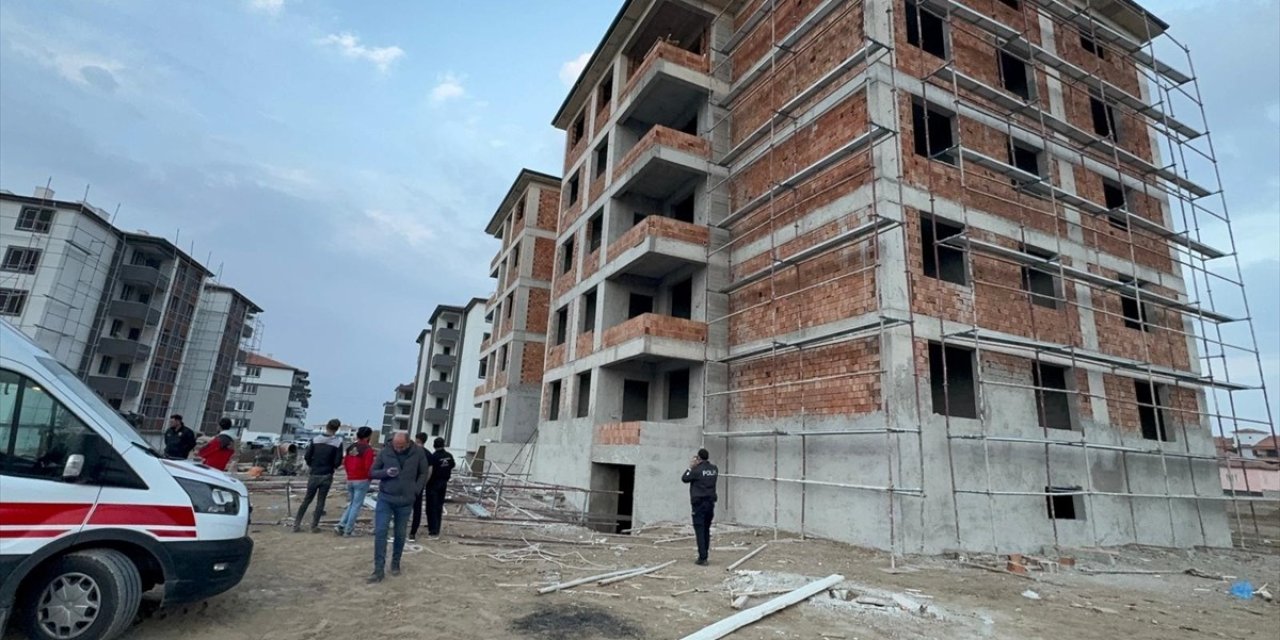 Konya'da üzerine iskele düşen 2 işçi yaralandı