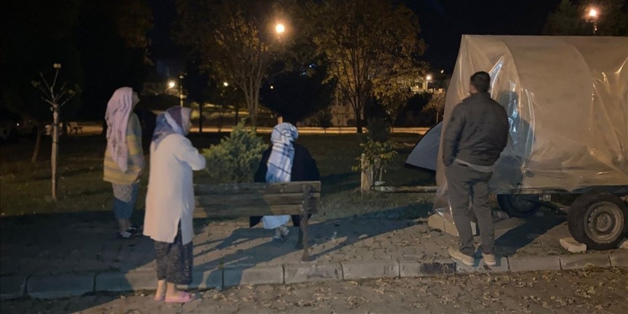 Sındırgı'da iki deprem! Halk sokakta