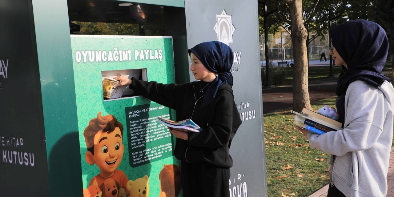 Karatay'dan oyuncak ve kitap paylaşımı