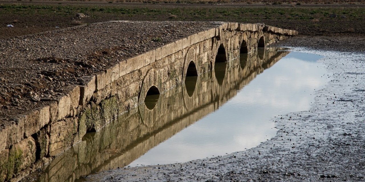 Apa Barajı kurudu! 600 yıllık köprü ortaya çıktı