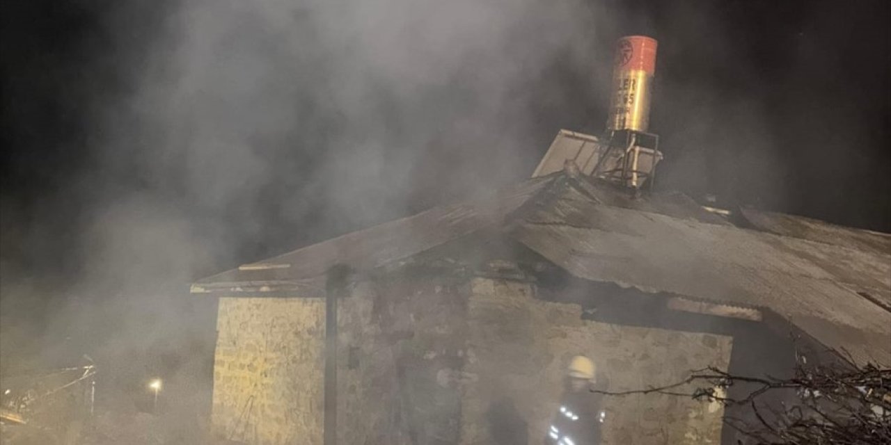 Konya'da yangın paniği! Ev  kül oldu