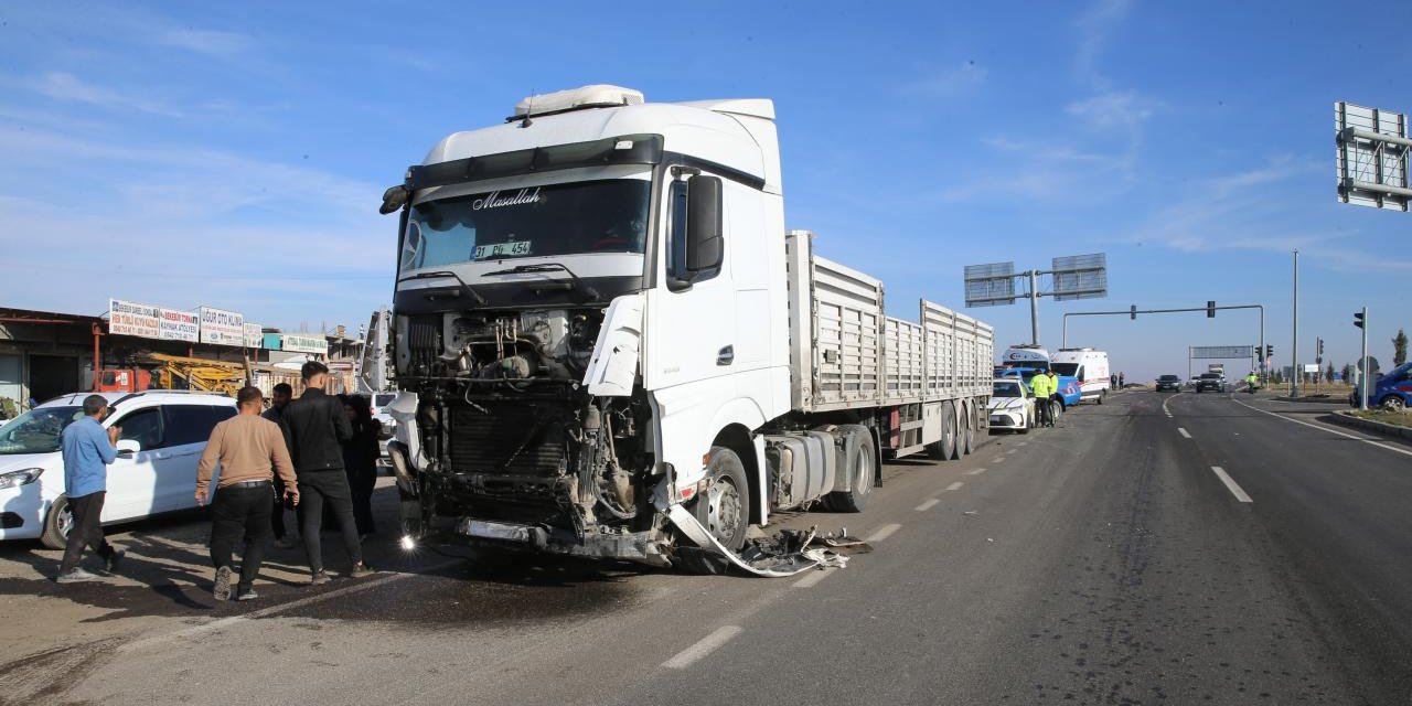 Ticari araç ile tırın çarpıştığı kazada 6 kişi yaralandı