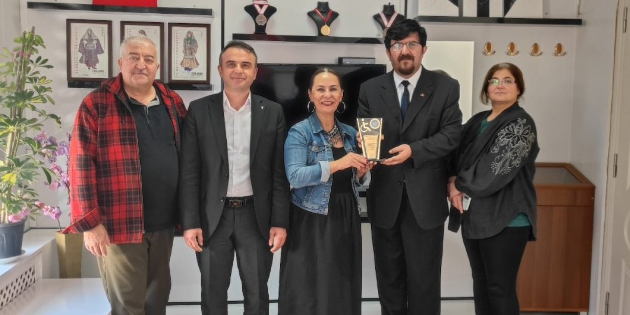 Gönül Gözü Derneği yılın öğretmenini seçti