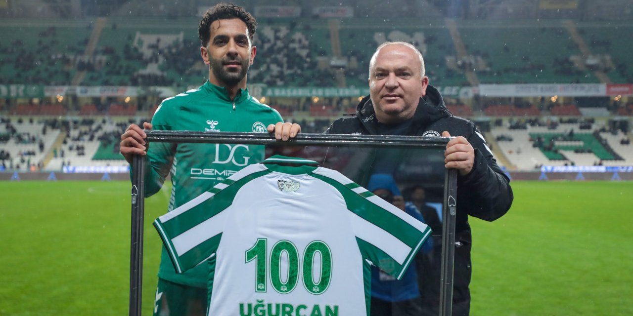 Uğurcan formasına kavuştu plaketini aldı