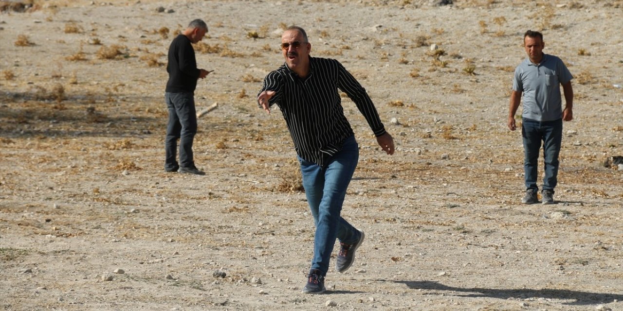 Köylüler çelik-çomak oyunu oynamayı sürdürüyor