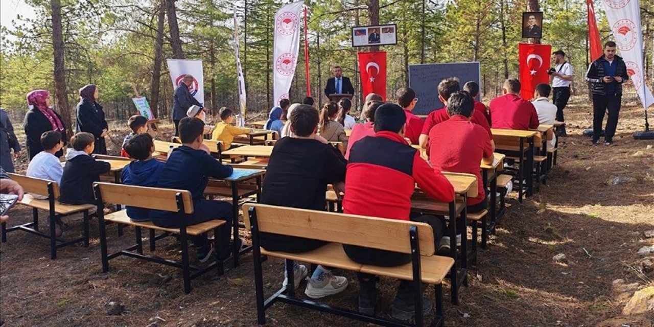 Sınıfı bir günlüğüne ormana taşıdılar