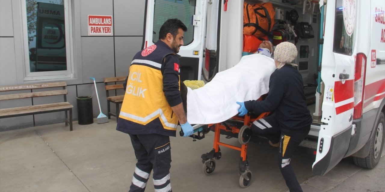 Büyükbaş hayvanın teptiği besici yaralandı