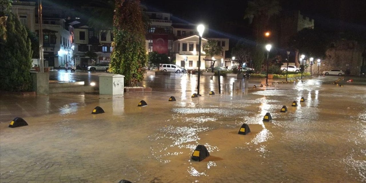 Çeşme'de sağanak hayatı olumsuz etkiledi
