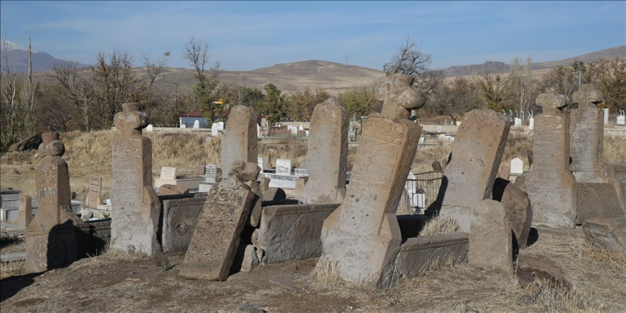Kayseri'de Türk boyları ve Osmanlı dönemi bezemeli mezar taşları belgelendi