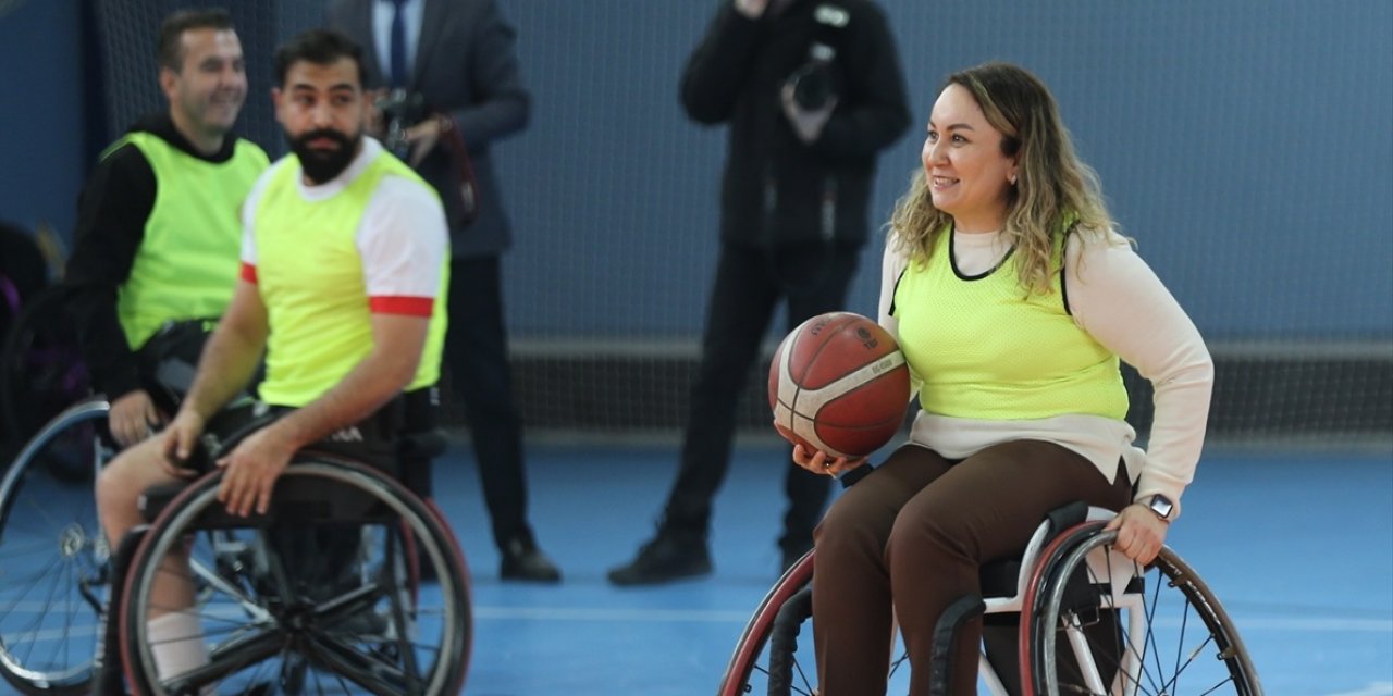 Engelliler ile kurum müdürleri tekerlekli sandalye basketbol maçında karşılaştı