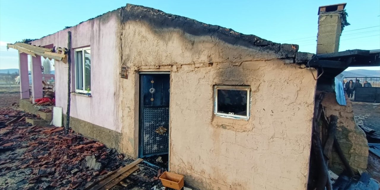 Konya'da müstakil ev ile araç yandı