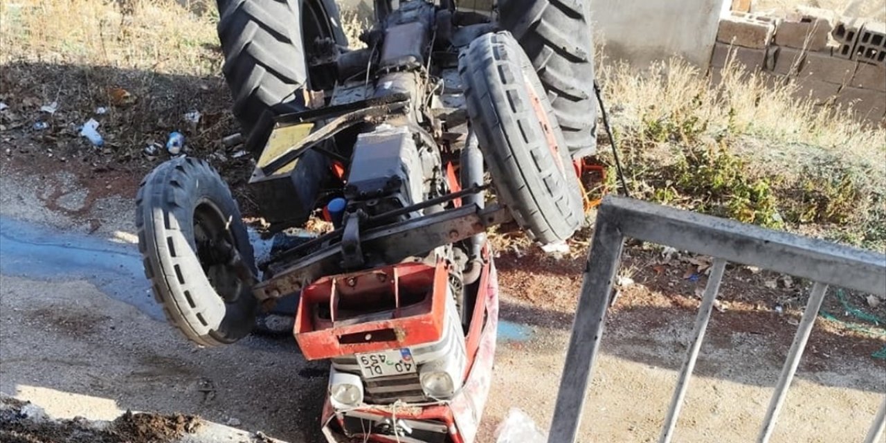 Devrilen traktörün sürücüsü öldü