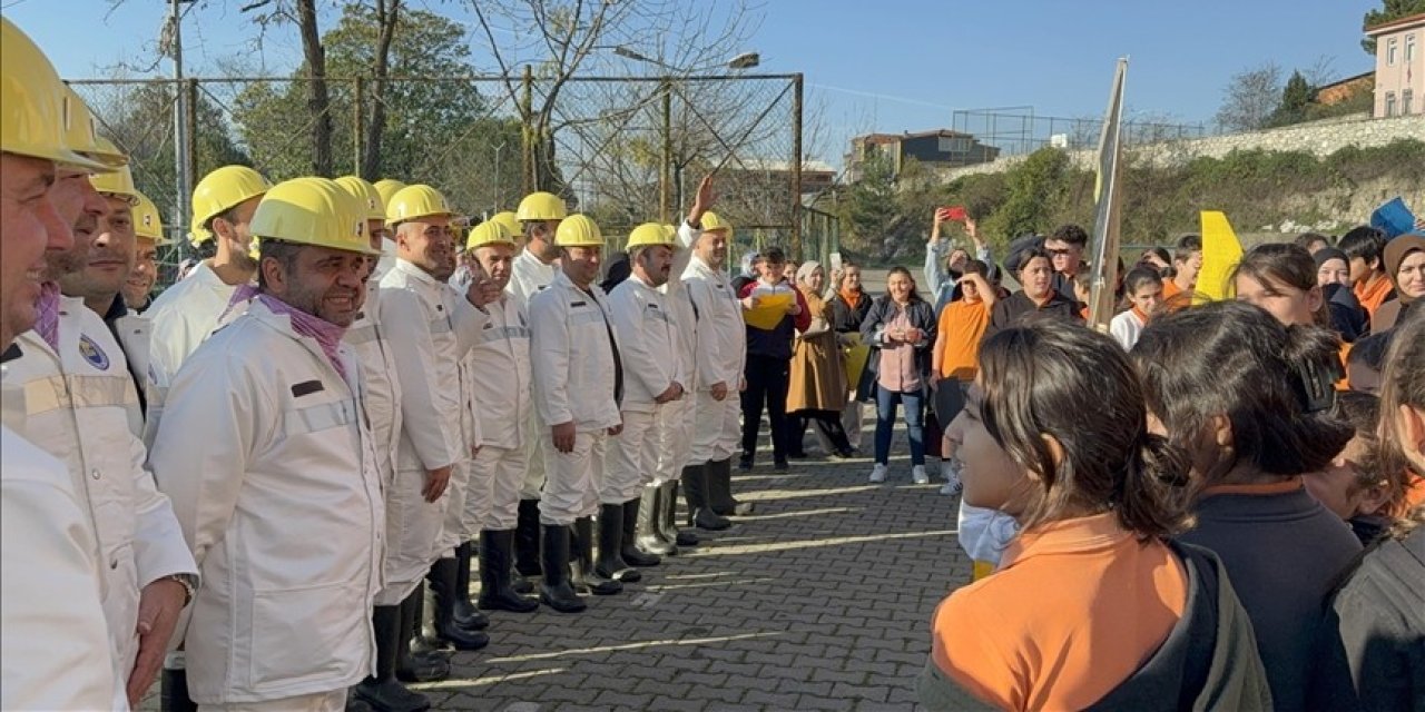 Madenciler çocuklarının okulunda alkışlarla karşılandı