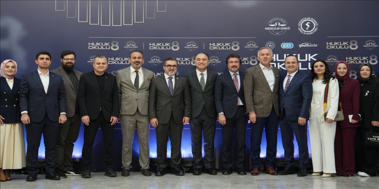 Hukukçular Derneğince düzenlenen Hukuk Okulu'nun sekizincisi İstanbul'da başladı