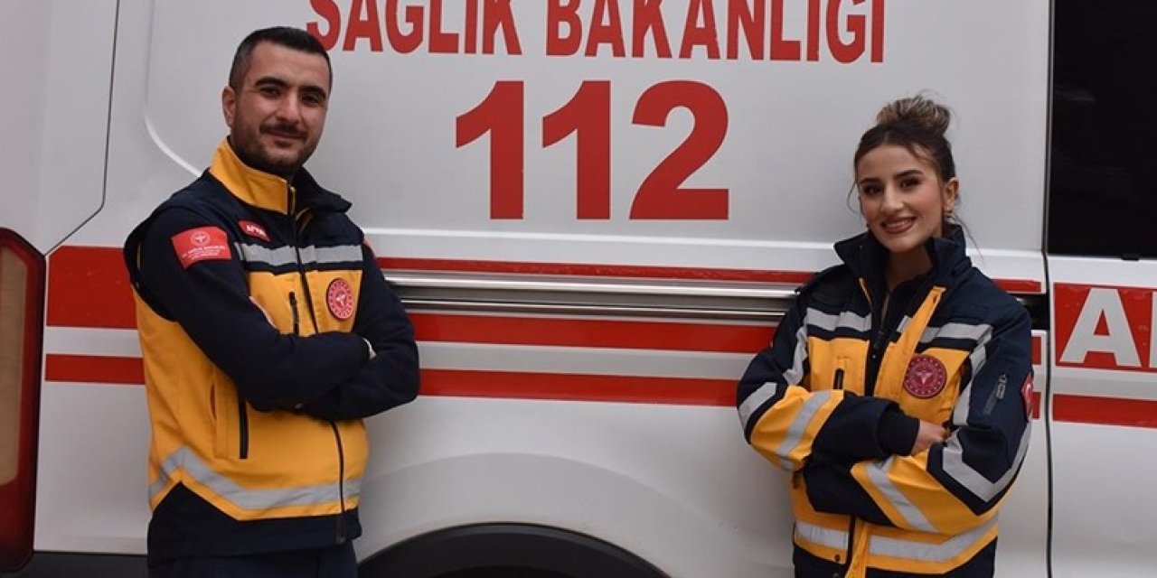 Acil tıp teknisyeni çift hastaların imdadına koşuyor