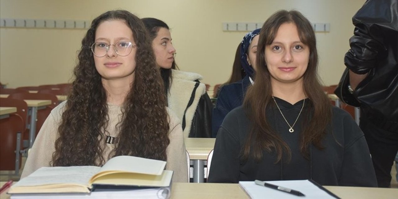 İkiz kardeşlerin eğitim hayatı aynı sırada sürüyor