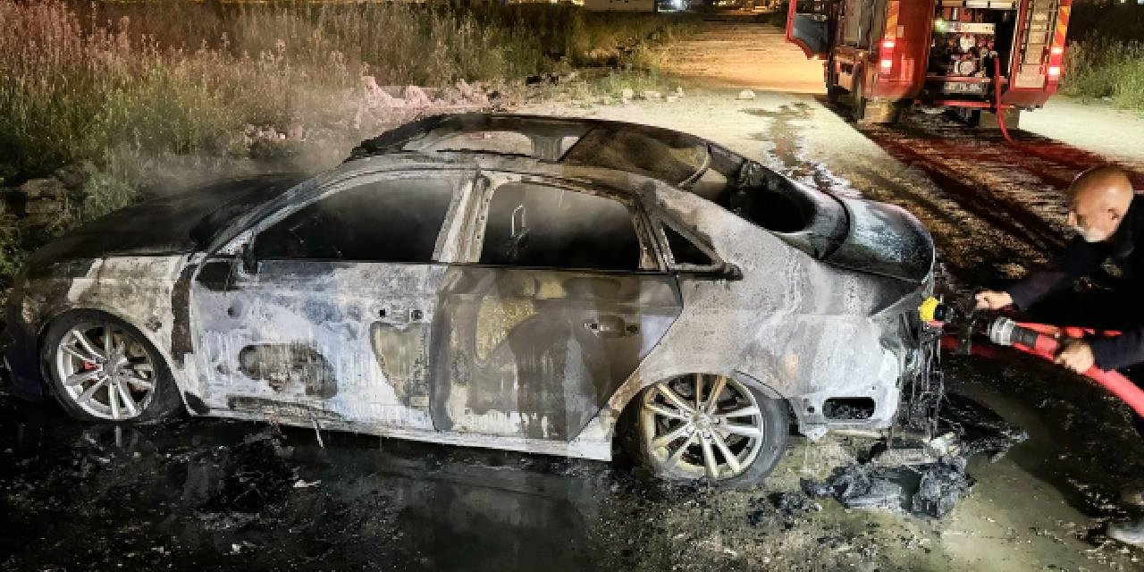 Konya'da park halindeki otomobil yandı