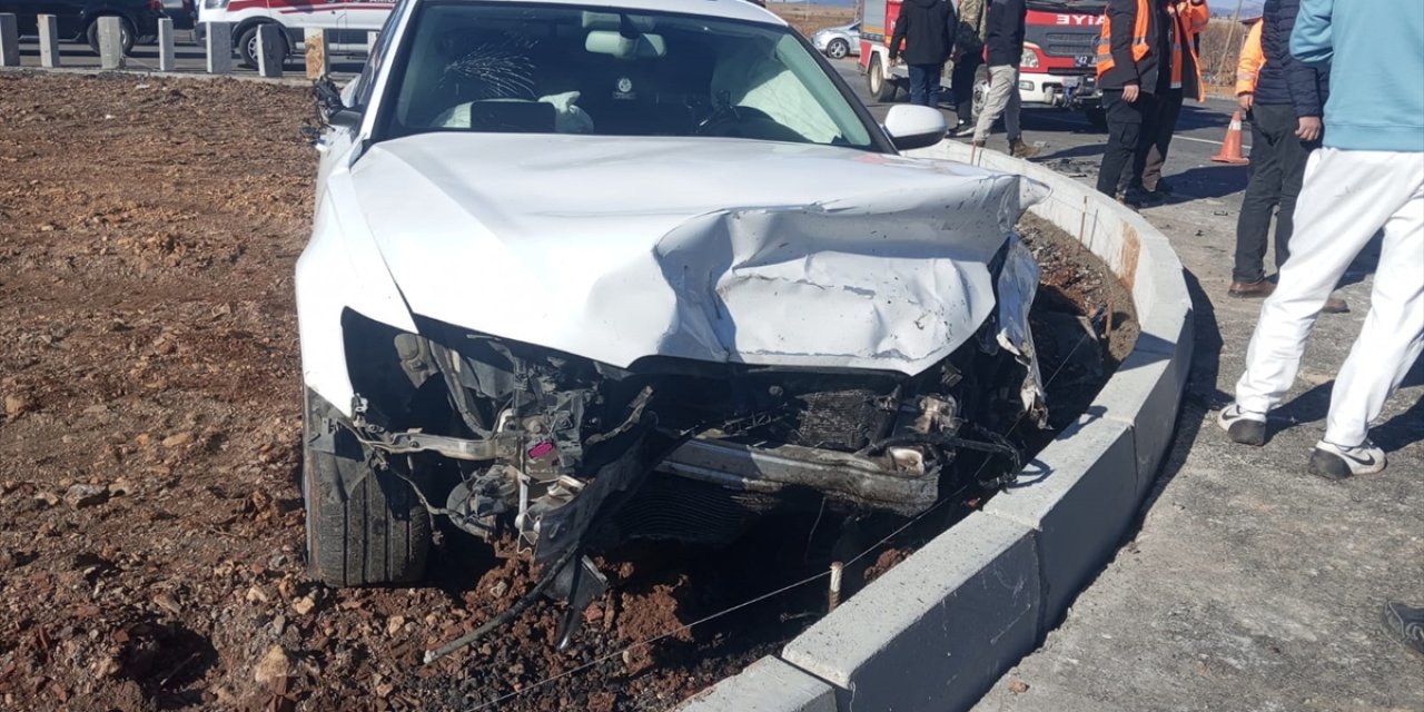 Konya'da otomobillerin çarpışması sonucu 2 kişi yaralandı