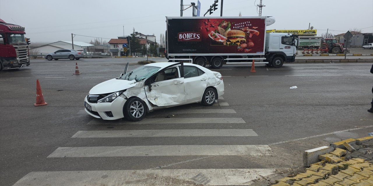 Aksaray'da TIR ile otomobilin çarpışması sonucu 4 kişi yaralandı