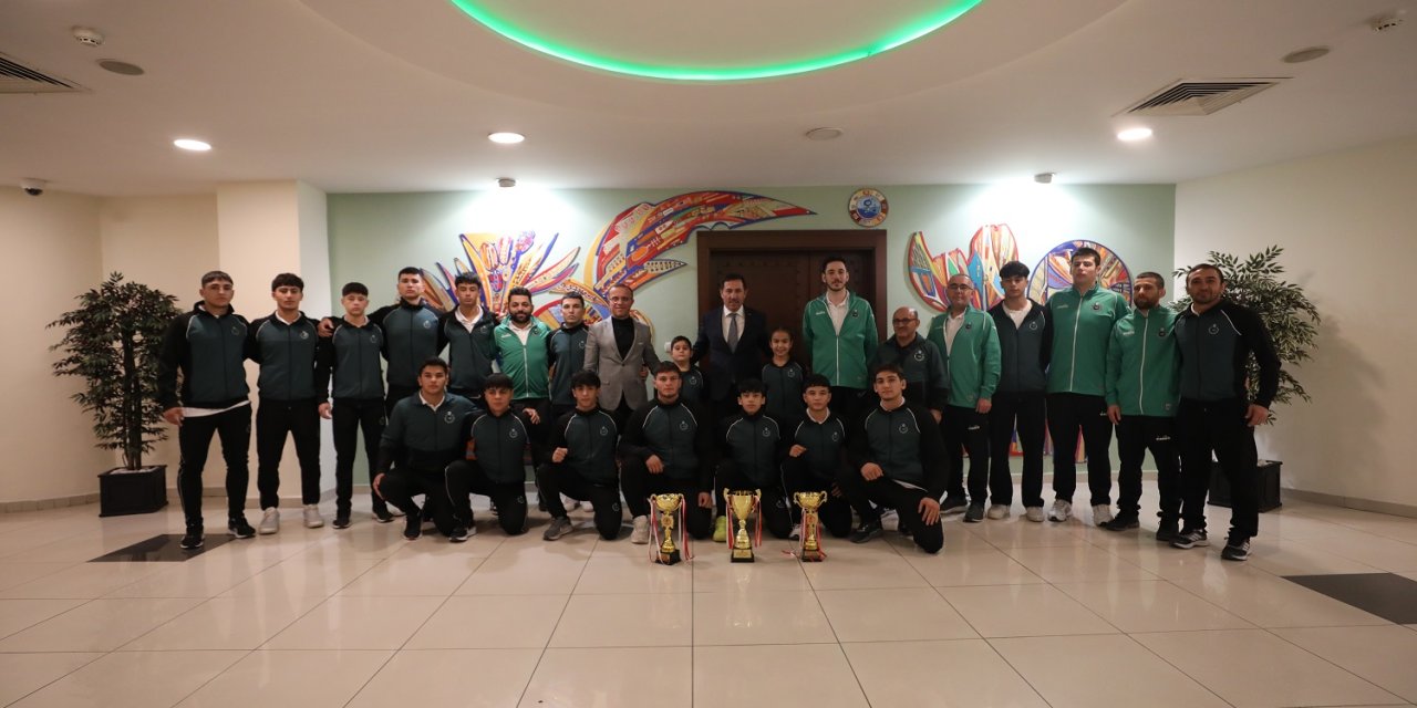 Karataylı Şampiyonlar mutluluklarını Başkan Kılca ile paylaştı