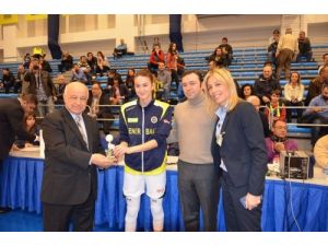 Yılın Genç Kız Basketbol Yıldızı Olcay Çakır Kupasını Aldı