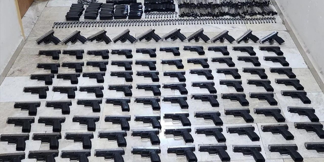 Kargo paketinde 100 ruhsatsız tabanca