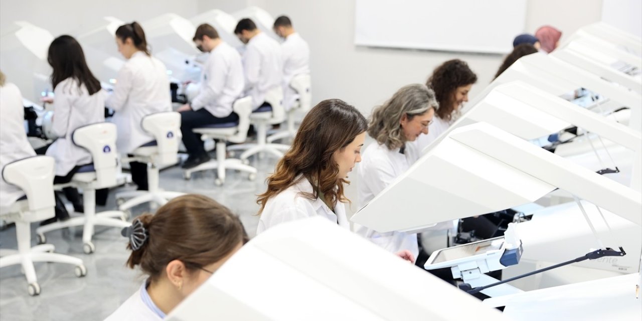 Diş hekimi adaylarına simülasyon deneyimi
